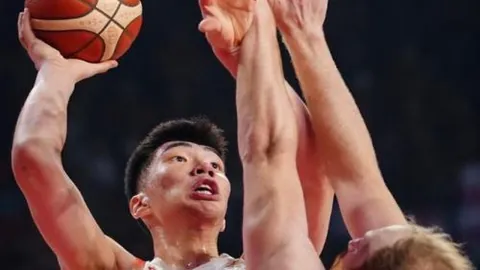 克裏斯滕森进球后向10号示意，向埃裏克森致敬。